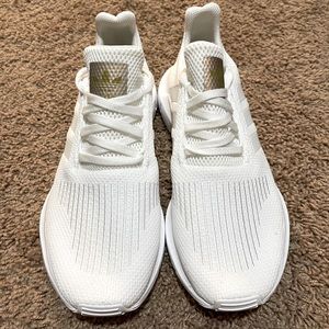 BNWT, women’s ADIDAS tennis shoe, white, size9